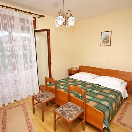 بيت ضيافة With A Parking Space Palit, Rab - 5006 راب